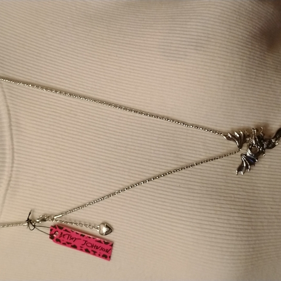 - 🐉Cool silver flying Dragon brooch on a 26" silver chain🐲 - Picture 3 of 5